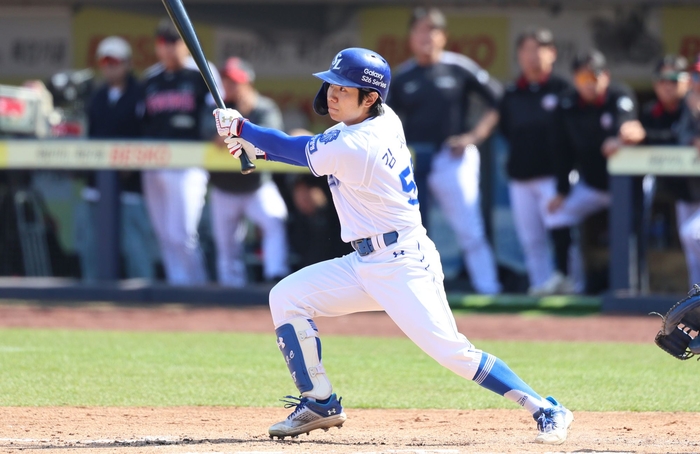 지난 22일 삼성 라이온즈 김지찬이 대구삼성라이온즈파크에서 열린 LG와의 시범경기에서 타격하고 있다.<삼성 라이온즈 제공>
