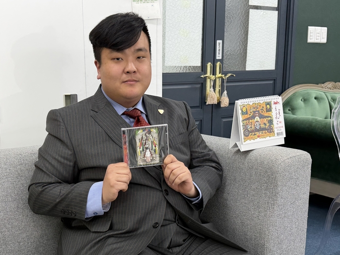 지난 17일 수성구의 한 작업실에서 만난 로스 오브 인펙션 베이시스트 오재협이 EP 앨범 벌전(罰錢)을 들고 자세를 취하고 있다. 정수민기자 jsmean@yeongnam.com