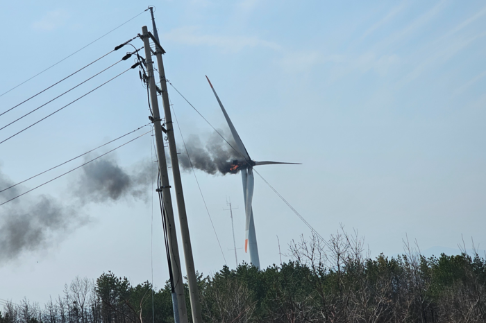 23일 오후 1시 11분쯤 경북 영덕군 영덕읍 창포리 풍력발전단지 내 한 풍력발전기에서 화재가 발생했다. <독자 제공>