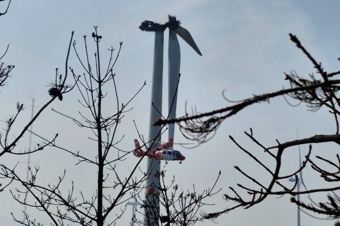 23일 오후 1시 11분쯤 경북 영덕군 영덕읍 창포리 풍력발전단지 내 한 풍력발전기에서 불이 나 인명피해가 발생했다. 이날 화재가 진화된 후 소방헬기가 풍력발전의 상태를 점검하기 위해 선회 비행을 하고 있다. <남두백 기자>