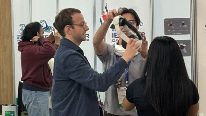 23일 세계 최고 권위 VR 학술대회 IEEE VR 컨퍼런스가 대구 엑스코에서 열렸다.  전시회 부스에서  체험을 마친 관람객이 VR기기를 벗고 있다. 이동현 기자