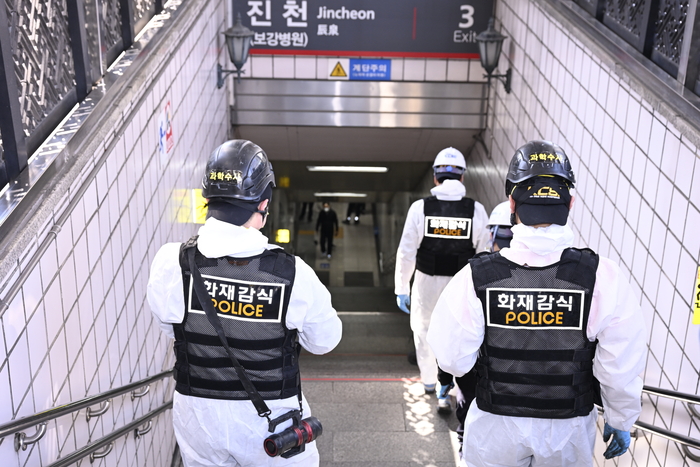 23일 대구 달서구 도시철도 1호선 진천역에서 화재감식 경찰관들이 환기실 화재 현장 조사를 위해 역사 내부로 들어가고 있다. 이날 불은 환기실 내 냉각탑 절단 작업 중 튄 불꽃이 플라스틱 충전재로 옮겨붙으면서 발생한 것으로 전해졌으며, 중단됐던 열차 운행은 약 3시간 만인 오후 3시 10분께 재개됐다.
이현덕기자 lhd@yeongnam.com