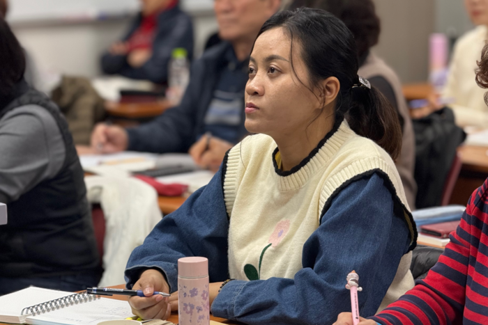 지난 19일 오후 7시쯤 찾은 경주 한림야간학교에서 김주현씨를 비롯한 학습자들이 고등학력인정 과정 영어수업을 듣고 있다. 구경모기자