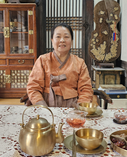 종부 정영림씨가 안채에서 기헌고택에 내려오게된 사연을 이야기를 하고 있다.