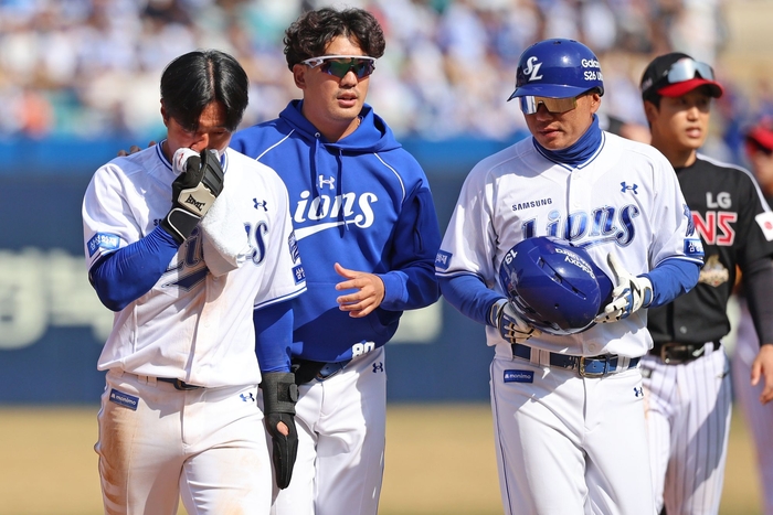 삼성 라이온즈 외야수 이성규(왼쪽)가 지난 22일 LG와의 시범경기 도중 견제구에 맞아 부축을 받으며 경기장을 빠져나가고 있다. <삼성 라이온즈 제공>