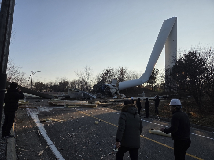 지난 2월 영덕 창포풍력발전 단지 내 풍력발전기 1기의 타워가 접혀 쓰러지는 사고가 발생했다. 다행히 인명 피해는 없었지만 안전성 논란이 제기된 바 있다.(사진 남두백기자)