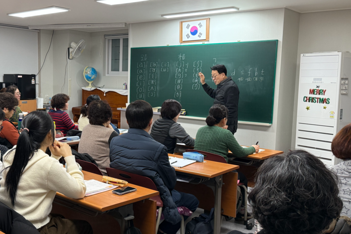 지난 19일 오후 7시쯤 찾은 경주 한림야간학교에서  학습자들이 고등학력인정 과정 영어수업을 듣고 있다. 구경모기자