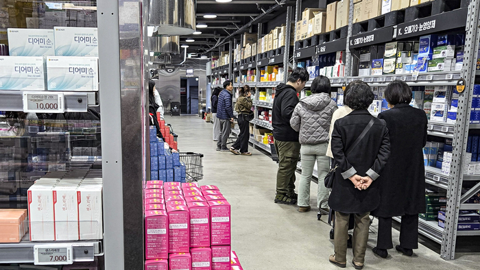 21일 대구 한 창고형 약국에서 시민들이 카트를 끌고 감기약과 영양제 등 의약품을 직접 고르고 있다. 저렴한 가격과 다양한 품목을 앞세운 창고형 약국이 대구에서도 늘어나면서 소비자들이 몰리고 있는 반면, 약사사회는 복약지도 약화와 약물 오남용, 동네약국 위축 등을 우려하고 있다.이현덕기자 lhd@yeongnam.com