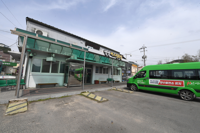 영양 버스정류장. 조용하고 평온하다는 표현보다 척박하고 삭막하다는 낱말이 떠오른다. 영양은 전국에서 소멸위험 지수가 가장 높은 곳인데, 이 열악한 길이 이를 보여준다. 서울-양양 고속도로 개통이 강원도 양양에 활력을 준 것처럼 남북9축 고속도로도 영양에 새 숨결을 불어넣을 것으로 기대하고 있다.