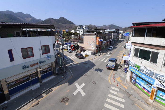 여느 대구경북의 관공서 청사 주변과 다르게 영양군청 앞의 차선은 그리 넓지 않다. 영양군청 앞 2차선 도로는 교통의 척박함을 잘 보여주는 듯하다. 영양군은 2021년 남북9축 고속도로 추진협의회를 창설하고 청원·군민결의대회 등으로  육지의 섬을 탈피하기 위한 노력을 지속하고 있다.