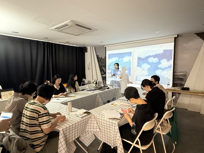 지난해 진행한 그림책 작가 수업 모습. <행복북구문화재단 제공>