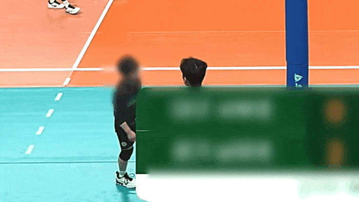 지난 22일 전국초등학교 배구대회에서 대구의 모 초등학교 학생 선수가 코치에 의해 뒤로 넘어졌다. 학생 선수는 넘어지면서 2m 이상 밀려 나는 모습이 영상을 통해 중계됐다. 한국초등배구연맹 제공