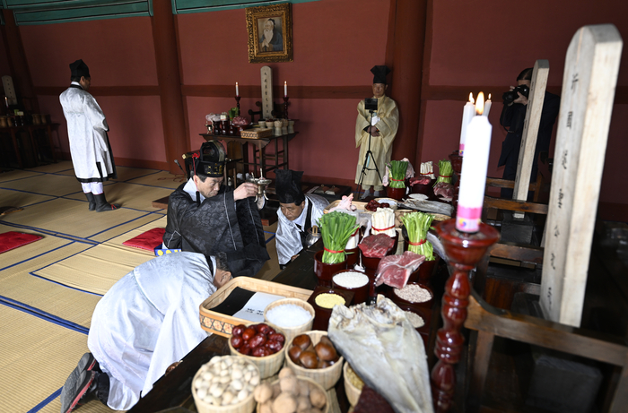 24일 오전 대구 중구 대구향교에서 열린 병오년(丙午年) 춘계 석전대제가 지역 유림들이 참석한 가운데 엄숙하게 봉행되고 있다. 석전대제는 공자를 비롯한 선성선현(先聖先賢)의 유덕을 기리고 예를 올리는 유교 전통 제례다.
이윤호기자 yoonhohi@yeongnam.com