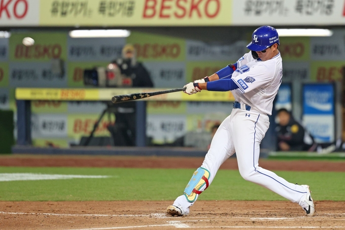 지난 23일 대구삼성라이온즈파크에서 열린 삼성과 KIA의 시범경기 4회초 김영웅이 이날 경기 두 번째 홈런이자 시범경기 3호 홈런을 쏘아올리고 있다.<삼성 라이온즈 제공>