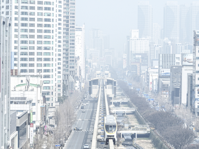 초미세먼지 주의보가 발령된 24일 대구 수성구 동대구로를 지나는 대구도시철도 3호선 열차 뒤로 도심이 희뿌연 대기 속에 흐릿하게 보이고 있다. 국립환경과학원 대기질통합예보센터는 일요일까지 대구의 미세먼지 농도가 높을 것으로 예보했다.
이현덕기자 lhd@yeongnam.com 