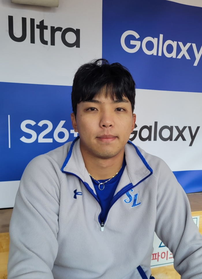 삼성라이온즈 김영웅이 지난 21일 삼성과 LG의 시범경기에 앞서 3루 더그아웃에서 영남일보와 인터뷰 후 포즈를 취하고 있다.<임훈기자 hoony@yeongnam.com>