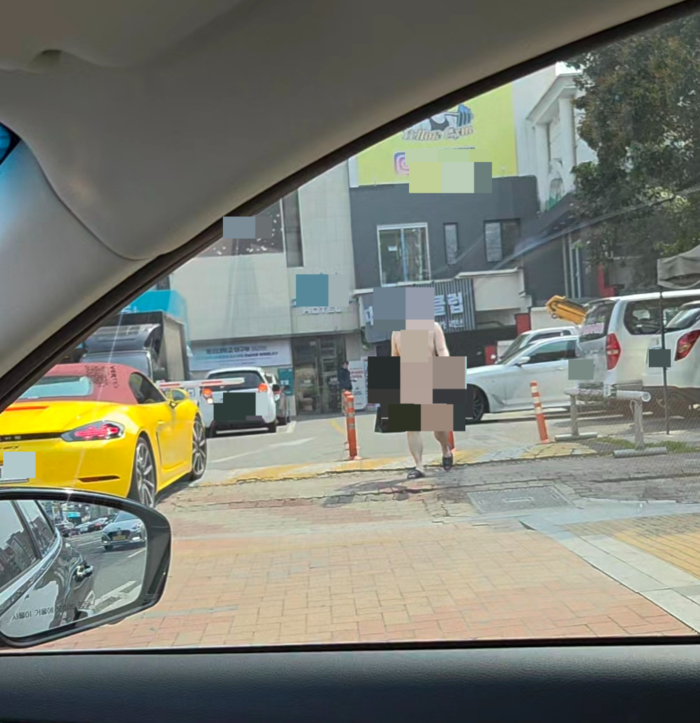대구 달서구 한 거리에서 30대 남성이 나체로 거리를 다니고 있다. <독자제공>