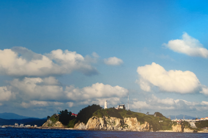 울진 죽변 앞바다에서 116년의 역사 등대모습은 구름아래에 우화한 모습. 원형래기자 hrw7349@yeongnam.com