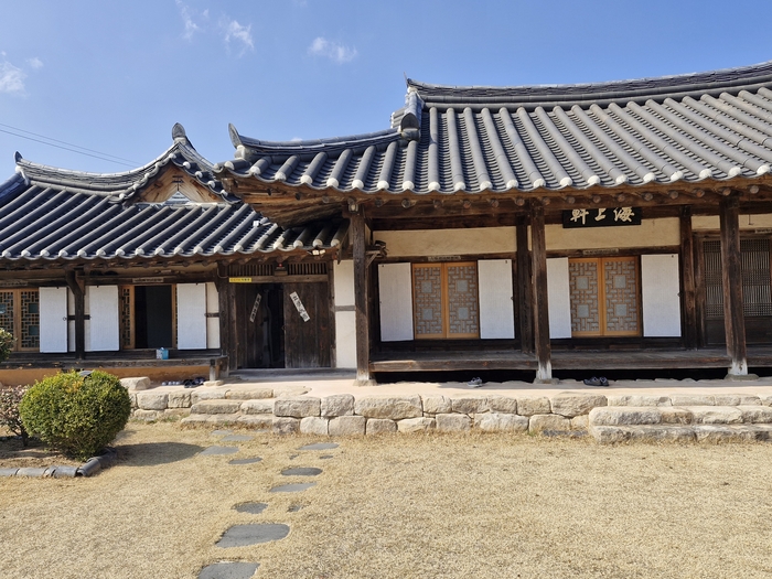 조선 후기 전형적인 사대부 가옥의 구조를 보여주는 종택의 본채는 갈암 이현일 선생의 학문적 깊이만큼이나 단아하고 정갈한 건축미가 특징이다. <남두백 기자>