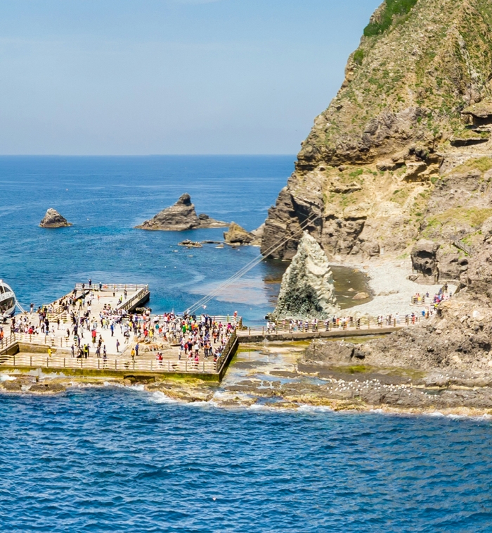 24일 오전 수많은 관광객들이 독도에 입도해 있다. 홍준기 기자