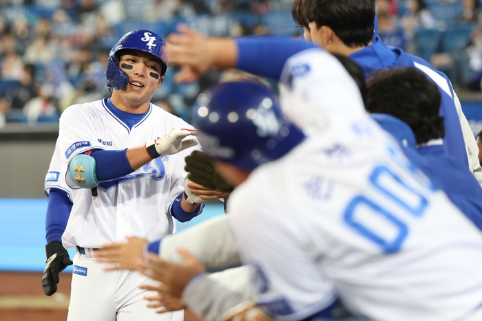 지난 23일 대구삼성라이온즈파크에서 열린 삼성과 KIA의 시범경기 4회초 홈런을 기록한 김영웅이 동료들과 하이파이브 하고 있다.<삼성 라이온즈 제공>
