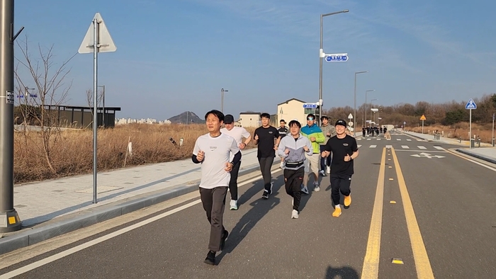 지난 23일 예천군 호명읍 경북도서관 뒤편 도로에서 농협중앙회 경북본부 러닝 동호회 난닝구(NANNINGGU) 러닝크루에 참여한 김주원 경북농협 본부장(맨 앞쪽)과 크루회원들이 힘찬 레이스를 펼치고 있다. <장석원 기자>