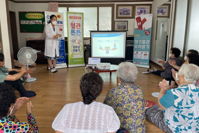 심뇌혈관질환 예방을 위한 100세 건강! 혈관 튼튼 경로당 만들기 사업에 참여한 어르신들이 강사의 건강 관련 설명을 듣고있다. <영주시 제공>