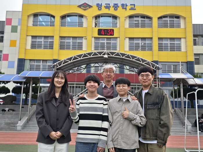 고아름(왼쪽부터)교사, 이서준 학생, 권기석 형곡중 교장, 이예준 학생, 원유준 교사. <박용기 기자>