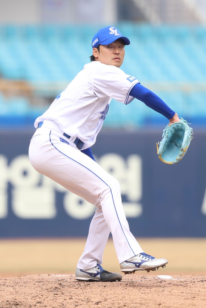 지난 24일, 무려 293일만에 실전 마운드에 오른 백정현이 대구삼성라이온즈파크에서 열린 삼성과 KIA의 시범경기에서 투구하고 있다. <삼성 라이온즈 제공>