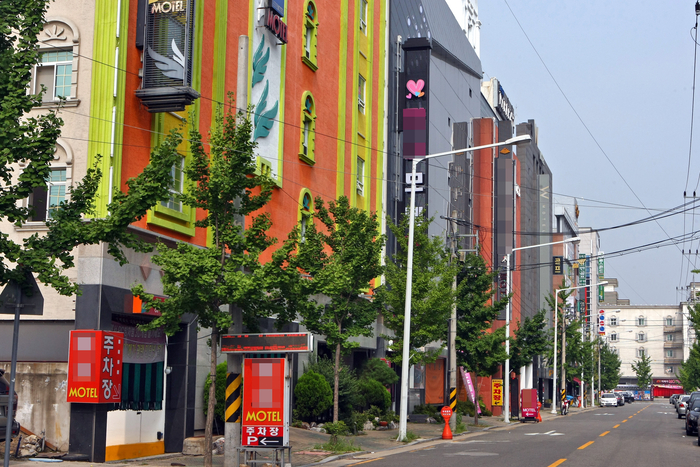 2010년 대구시 달서구 모다아울렛 부근 모델들. <영남일보 DB>