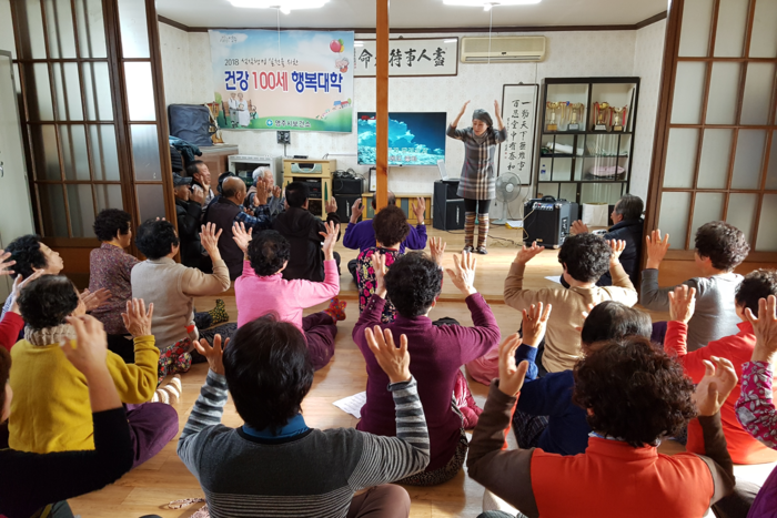 영주시 보건소와 보건진료소에서 진행하는 농한기 건강100세 행복대학이 지역 어르신들에게 인기를 끌고 있다. <영주시 제공>