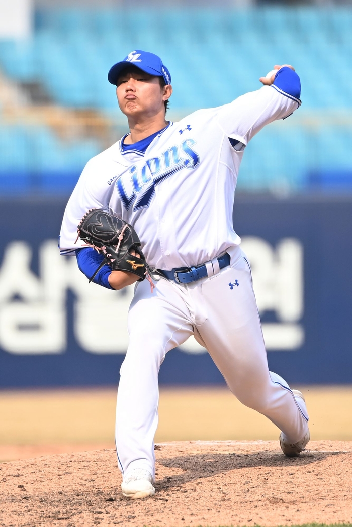 지난 24일 대구삼성라이온즈파크에서 열린 삼성과 KIA의 시범경기 중 마운드에 오른 배찬승이 투구하고 있다.<삼성 라이온즈 제공>