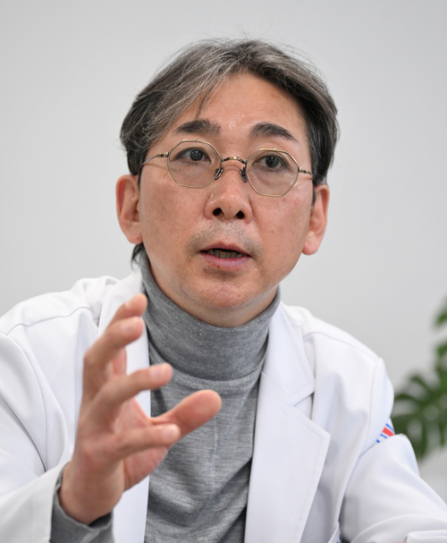김지건 삼일병원장이 본지와의 인터뷰에서 2차 병원의 역할과 중증 응급 의료 체계 개선 방안에 대해 설명하고 있다.이지용기자 sajahu@yeongnam.com
