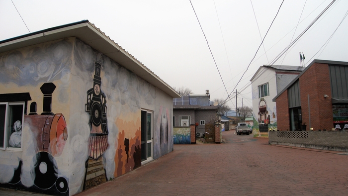 둑 아래는 마사리의 중심 마을인 독산이다. 2017년 마을 만들기 사업에 선정된 이후 2년 간 기차를 주제로 마을 안길을 정비했다.