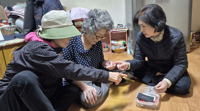 26일 건강돌봄단 신춘자(맨왼쪽)씨와 이성희(맨오른쪽)씨가 황칠선(90)어르신 집을 방문해 황 어르신의 복약 여부 점검을 하고 있다. 조윤화 기자