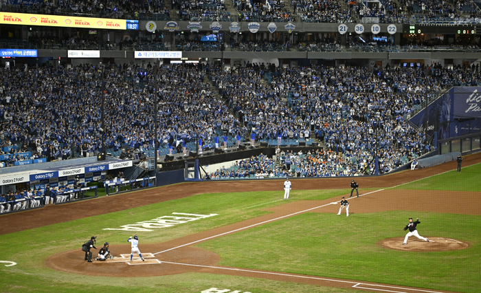 대구 수성구 삼성라이온즈파크에 관중들이 가득 들어차 있다. 영남일보DB