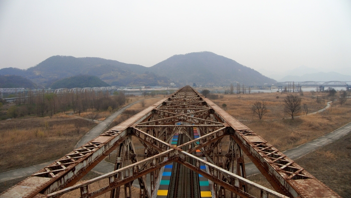녹슨 트러스 구조 속으로 철길이 내려다보인다. 동쪽에는 삼랑진교와 중앙고속도로 낙동대교, 서쪽에는 일명 콰이강의 다리라 불리는 삼랑진교와 신 낙동강 철교가 있다.