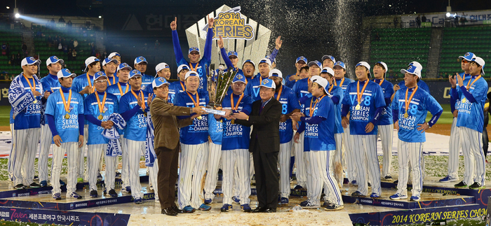 2014년 11월11일 서울 송파구 잠실야구장에서 열린 2014 한국야쿠르트 세븐 프로야구 한국시리즈 6차전 직후 사상 첫 4년 연속 통합우승을 거머쥔 삼성 라이온즈 선수들이 우승 트로피를 들고 환호하고 있다.<영남일보 DB>
