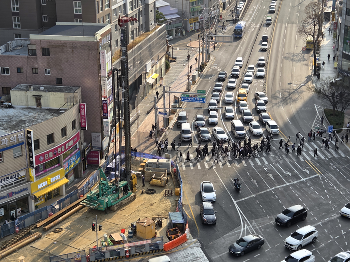 26일 오후 4시쯤 대구 수성구 만촌동 대구도시철도 만촌역 지하통로 공사 현장에 새 천공기가 설치되고 있다.  최시웅기자