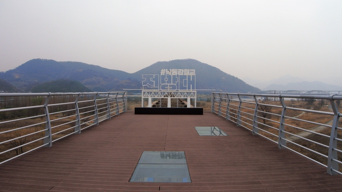 낙동강 철교 전망대. 전망대는 철교의 상부구조를 내려다볼 수 있는 15m 높이로, 철길 따라 50m 정도 뻗어 있다. 강 건너가 삼랑진, 마주보이는 산은 매봉산이다.