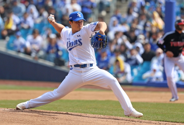 지난 22일 대구삼성라이온즈파크에서 열린 삼성과 LG의 시범경기에서 마운드에 오른 최원태가 투구하고 있다.<삼성 라이온즈 제공>