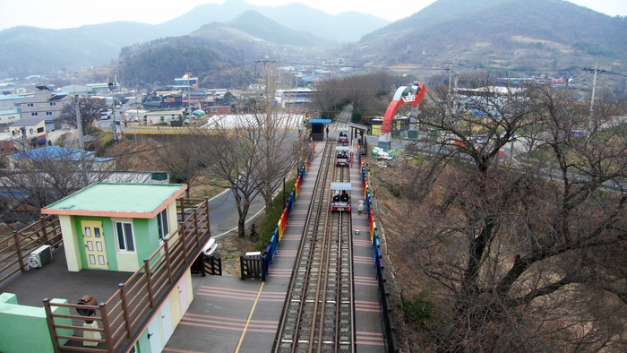 마주보는 산은 작약산, 강변에서부터 저 산 아래로 파고드는 골 전체가 마사리다. 철길은 오른쪽으로 400m 정도 둥글게 휘어 나아가는데, 거기에 레일바이크 승강장이 있다.