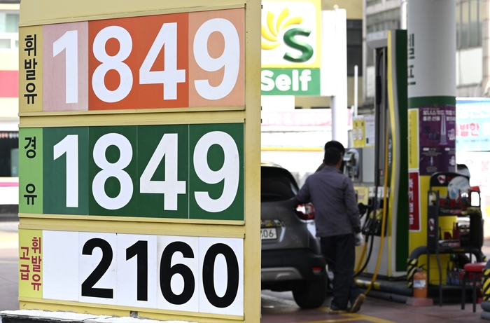 2차 석유 최고가제를 실시한 27일 오후 대구 주유소에서 한 시민이 주유를 하고 있다. 한국석유공사 유가정보시스템 오피넷에 따르면, 27일 오전 9시 기준 전국 주유소 휘발유 평균 판매가는 L 당 1천830.2원으로 전날 26일보다 10.8원 올랐으며 경유는 1천826.3원으로 410.5원 상승했다.
이윤호기자 yoonhohi@yeongnam.com

