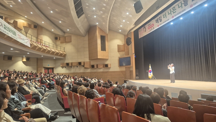 김미경 강사가 경산아카데미에서 강연을 하고 있다.