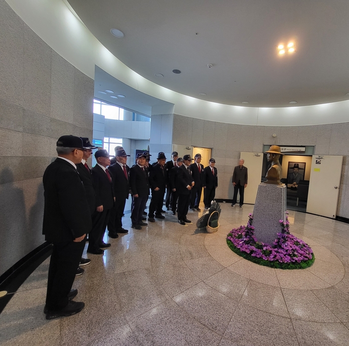 대한민국무공수훈자회 구미지부(지부장 김혁종) 회원 20여 명은 27일 구미시 임은동 왕산허위선생기념관을 찾아가 순국선열의 애국정신을 기렸다.