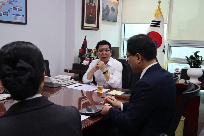 지난 27일 이상휘 의원이 산림청 산림사업정책국 관계자들과 울릉도의 자연환경을 기반으로 한 관광 활성화 방안을 집중 논의하고 있다. <이상휘 국회의원실 제공>