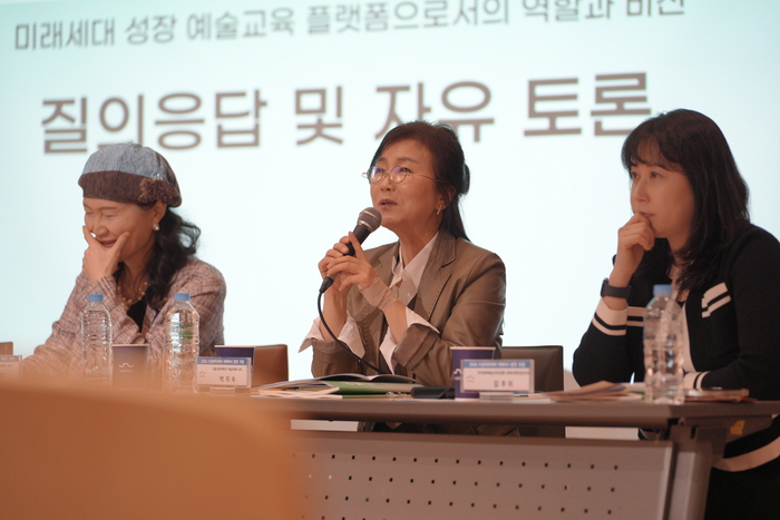 지난 26일 수성아트피아에서 열린 2026 아테이너 발전 포럼에서 토론 시간 박지숙 서울교대 교수가 질문에 답하고 있다. <수성아트피아 제공>