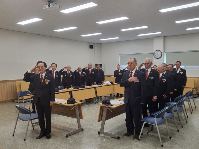 대한민국무공수훈자회 구미지부(지부장 김혁종) 회원 20여 명은 27일 구미시 임은동 왕산허위선생기념관을 찾아가 순국선열의 애국정신을 기렸다.