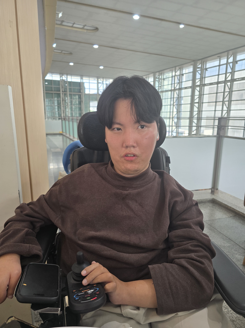 지난 27일 동대구역에서 만난 임재원(36)씨가 자신의 탈시설 경험담을 이야기 하고 있다. 김현목 기자