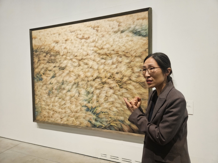 지난 17일 이정희 대구미술관 학예연구사가 보리밭 화가로 잘 알려진 이숙자 작가의 작품에 대해서 설명하고 있다. 권혁준기자 hyeokjun@yeongnam.com